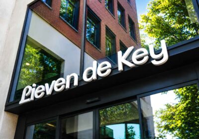 Entree van woningcorporatie Lieven de Key